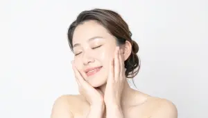うるおう素肌の顔を包み込む女性