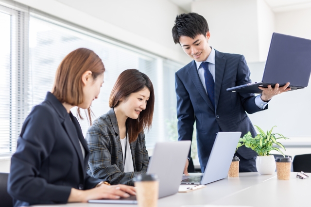 仕事をする男女