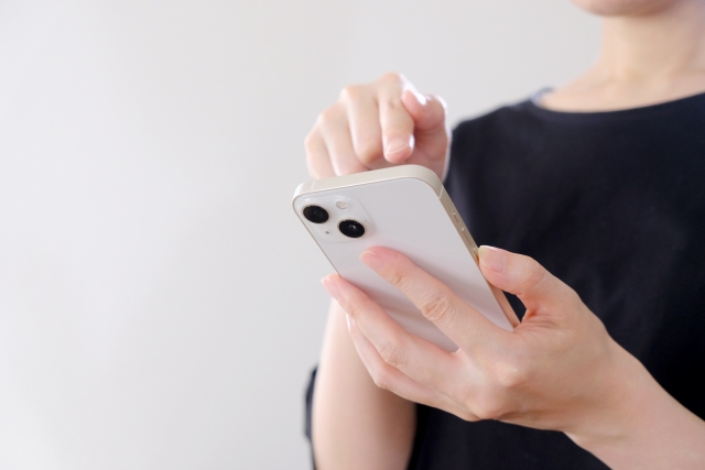 スマホを触る女性