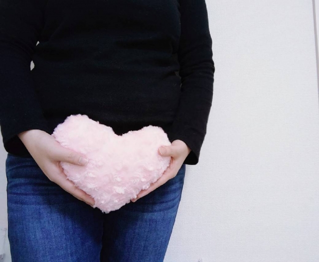 ハートを持つ女性