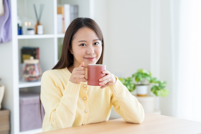 飲み物　女性