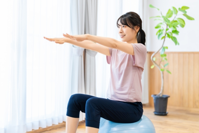 バランスボールでエクササイズをする女性