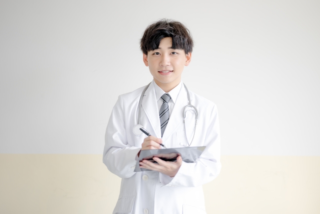 メモする白衣の男性