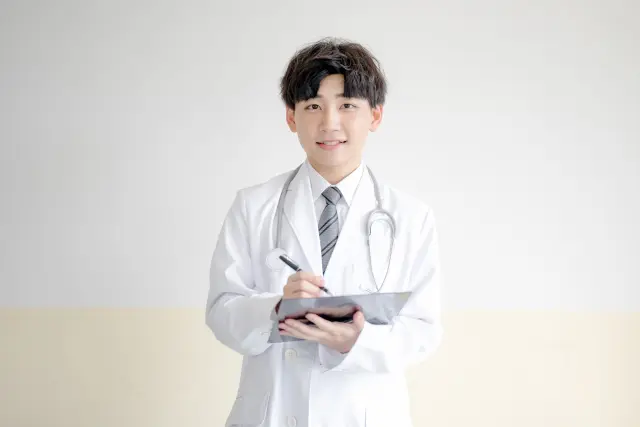 メモする白衣の男性