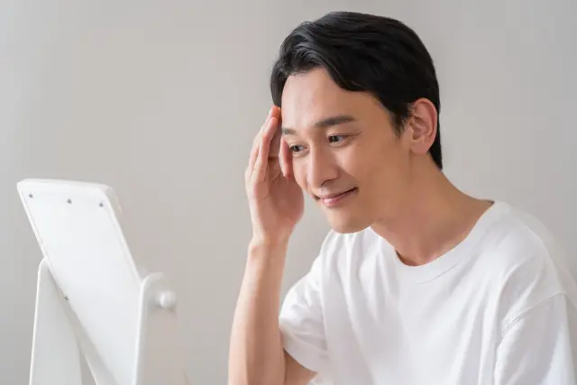 髪をセットする男性