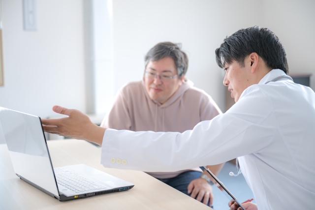 診察する男性と医師