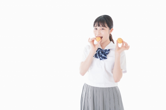 両手で食べます