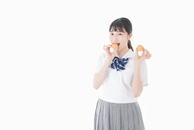 両手で食べます