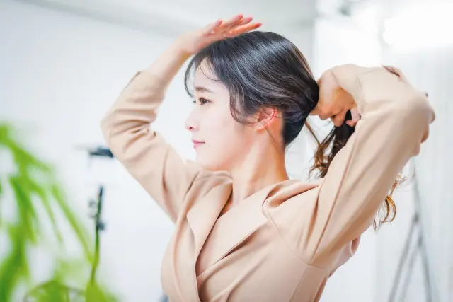 自然な生え際とツヤのある髪の女性