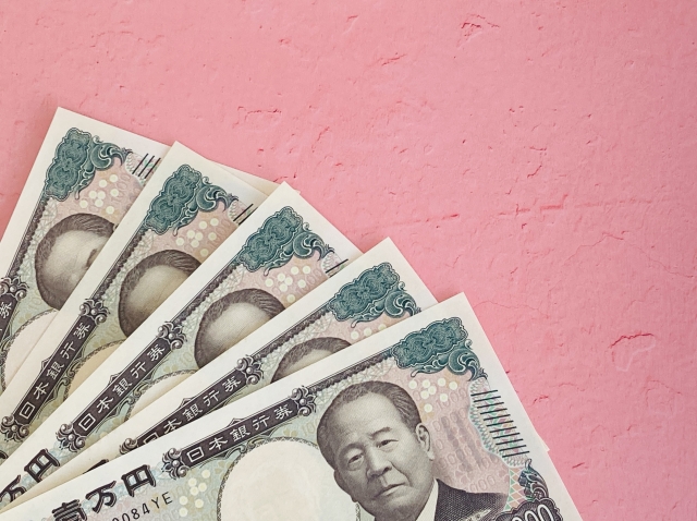 お金（1万円札5枚）