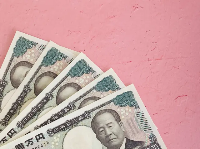 お金（1万円札5枚）