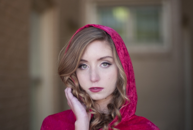 暗めの茶色いウェーブヘアを手で遊ぶ白人女性の自然な髪質の美しさを表現｜ヘアスタイル参考・髪質ケアにも最適