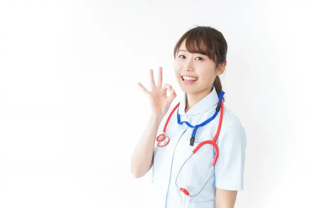 自毛植毛手術に対する不安をやさしく受け止め、麻酔や痛みに関する安心感を伝える白衣の女性医師のイメージ写真