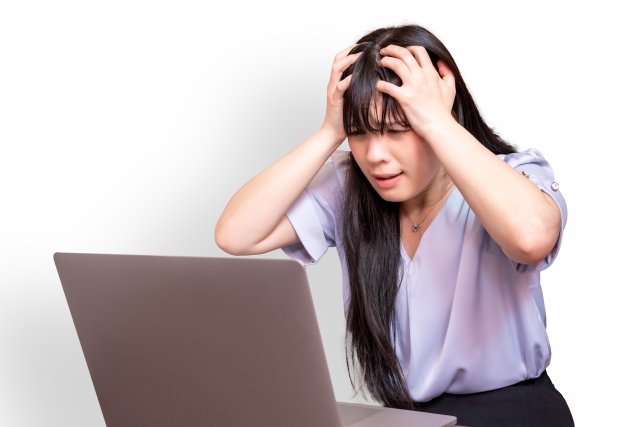 女性が両手で頭を抱え、インターネット上の矛盾した情報に困惑しているシーン
「なぜインターネットには矛盾した情報がこんなに多いのか？」と疑問を抱え、科学的根拠やジャーナリズムの誠実さを求めている女性。検索エンジンが表示する最適化された言葉の数々に心の中で疑問を感じながら、再び頭を抱えて悩む瞬間を描いた画像です。男性型脱毛症に悩む女性の苦悩と、その情報の信憑性についての不安を象徴しています。