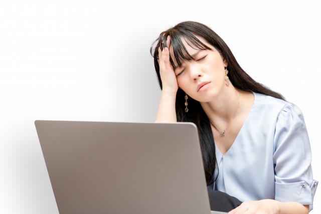 女性が手のひらで額を押さえながら、パソコンで髪の悩みについて調べているシーン
髪の抜け毛に悩み、解決策を求めてパソコンで情報を探している女性の姿。最近増えた抜け毛について不安を感じ、答えを見つけようとする瞬間を捉えた画像です。