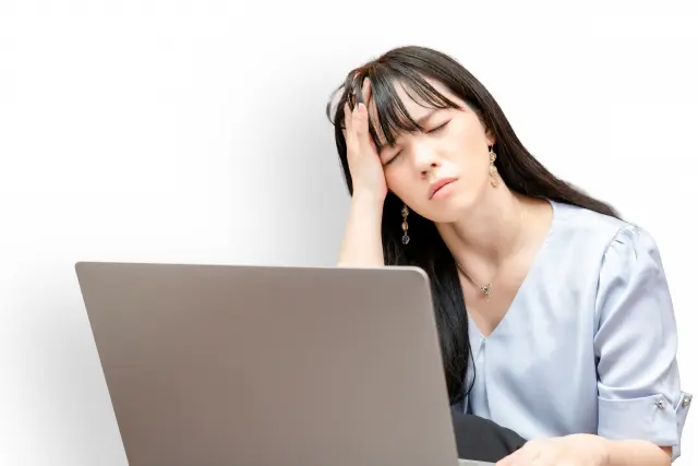 女性が手のひらで額を押さえながら、パソコンで髪の悩みについて調べているシーン
髪の抜け毛に悩み、解決策を求めてパソコンで情報を探している女性の姿。最近増えた抜け毛について不安を感じ、答えを見つけようとする瞬間を捉えた画像です。