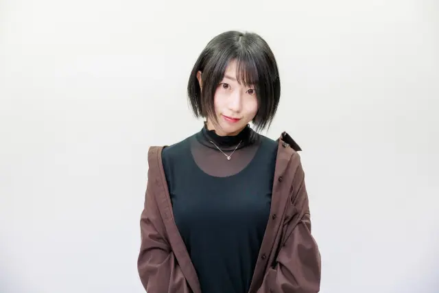 前を見つめ、期待に満ちた表情を浮かべる若い女性のイメージ|自分らしい外見への前向きな変化や美容医療への関心を象徴