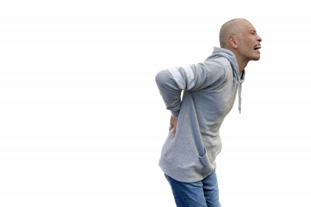 頭髪のない日本人男性が両手を腰に当て、天を仰いで絶望の叫びを上げている姿。完全に露出した頭皮に、夢見ていたフサフサの髪がもう戻らないという現実を突きつけられた瞬間の感情を表現。進行した男性型脱毛症（AGA）による精神的苦悩や、薄毛に対する喪失感を象徴するイメージ