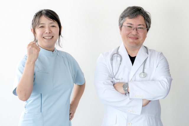 自信に満ちた笑顔で励ます看護師と医師のイメージ。看護師は拳を握り、医師は腕を組んで力強くポーズをとり、薄毛治療や医療相談への前向きな姿勢と信頼感を表現。