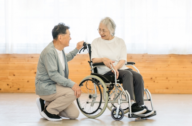 和やかに会話を楽しむ高齢の夫婦。長年を共に過ごした二人には、白髪や薄毛など加齢のサインも見られるが、その笑顔には人生経験からくる深い知恵と強さがにじむ。年齢を重ねても輝き続ける姿は、薄毛治療やシニア世代の美しさに新たな視点を与える一枚。