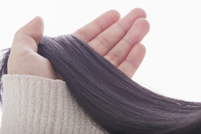 小さく繊細な手のひらに滑らかに広がる美しい髪。まるで絹の織物や極細の糸で編まれた帯のように、艶やかでしなやかな質感が際立つ。ヘアケアや美髪へのこだわり、毛髪再生に関心のある方に響く一枚。