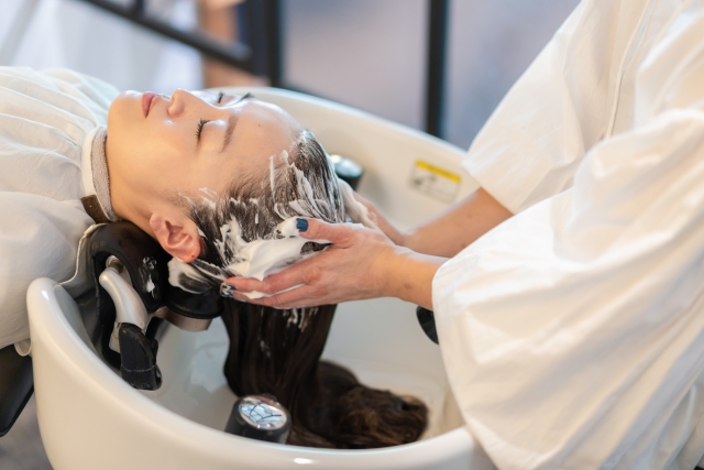 白い泡が雲のように立ち上がる中、美容師がリクライニングしたお客様の頭皮を丁寧にマッサージ。頭皮をうるおしながら、汚れや皮脂をやさしく洗い流します。リラックスしながら頭皮ケアできる極上の時間。