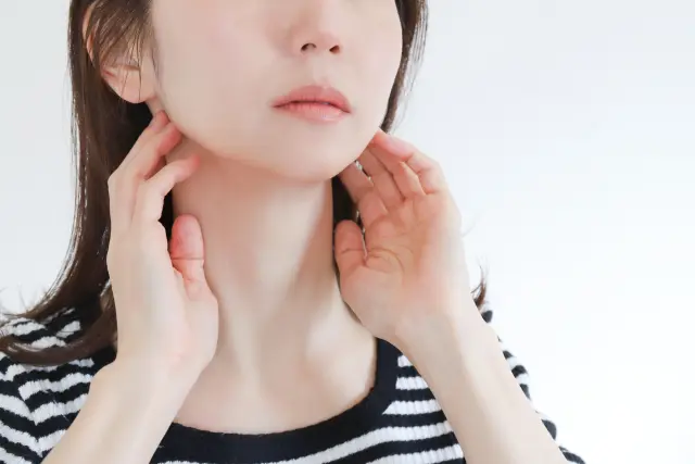 あごのラインにそっと手を添える女性の横顔。美容整形で輪郭を整えることが可能な時代。見た目は変えられても、自分自身と向き合うために本当に必要なものとは——。フェイスライン整形や美容外科に関心のある方に響く一枚。
