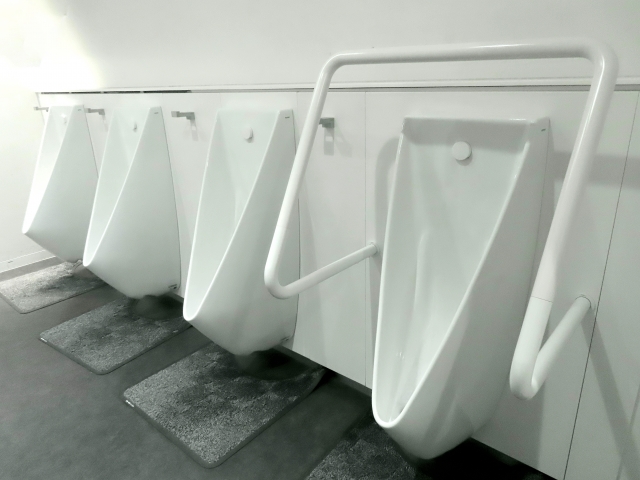 ずらりと並ぶ男性用小便器――排尿がスムーズにできることのありがたさを、私たちは普段あまり意識しません。しかし、前立腺の病気が進行すれば、この何気ない日常も大きな困難に変わるのです。