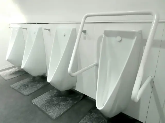 ずらりと並ぶ男性用小便器――排尿がスムーズにできることのありがたさを、私たちは普段あまり意識しません。しかし、前立腺の病気が進行すれば、この何気ない日常も大きな困難に変わるのです。