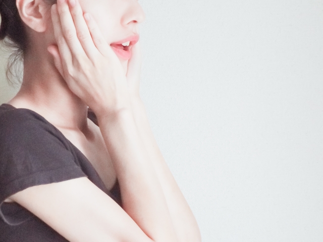 自毛植毛手術前の問診で、喫煙や飲酒、薬物使用歴を正直に伝えることの重要性を知り、驚いた様子の女性。健康申告が術後トラブルを防ぐ鍵であることを象徴的に表現したイメージ