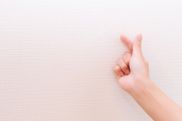 FUTとFUE、2つの自毛植毛法の関係性を象徴するように交差する指。技術の共通点と方向性の違いを視覚的に示したイメージ。