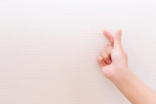 FUTとFUE、2つの自毛植毛法の関係性を象徴するように交差する指。技術の共通点と方向性の違いを視覚的に示したイメージ。