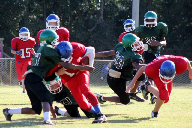 アメリカンフットボールの試合中に選手たちが激しくぶつかり合うシーン。激しいスポーツの世界でも髪の悩みを抱える選手は多く、ウェス・ウェルカーのように植毛を通じて自信を取り戻す例も増えている。