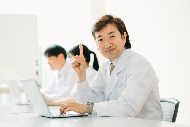 毛髪移植に関するカウンセリング中、FUE法の重要ポイントを説明する医師の笑顔