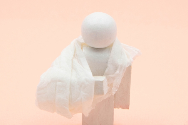 けがや事故による身体的外傷を表現した、腕に包帯を巻いた発泡スチロール製の人形。オペレーション・リストアが支援する、事故や外傷による脱毛患者を象徴的に示すイメージ。