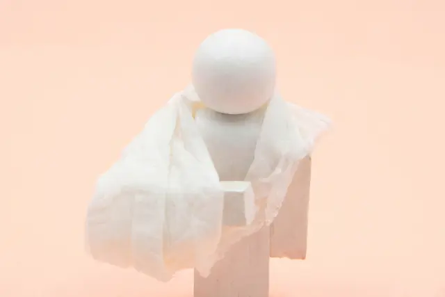 けがや事故による身体的外傷を表現した、腕に包帯を巻いた発泡スチロール製の人形。オペレーション・リストアが支援する、事故や外傷による脱毛患者を象徴的に示すイメージ。