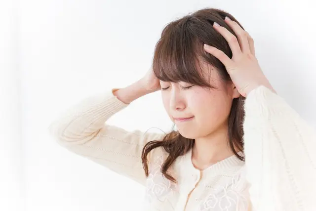 鎮痛薬が効いて表情がやわらいだ女性|植毛手術後の痛みが軽減していく過程を示すイメージイラスト