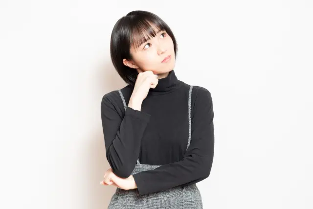 髪の毛の生え変わりや抜け毛の原因について考える女性のイメージ。毛周期(ヘアサイクル)と毛包の再生のしくみを解説するコラム記事に関連するビジュアル