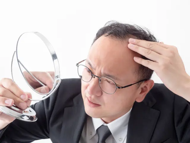 薄毛に悩む男性