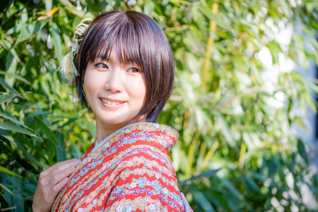 着物を身にまとい、華やかに髪を整えた若い女性が横を向いて優しく微笑んでいる様子。美しく整えられた髪型は、見た目の印象を大きく左右し、自信や表情にも影響を与える。毛髪は、文化的な装いと個人の美意識をつなぐ大切な要素であり、毛髪移植でもその役割は変わらない。