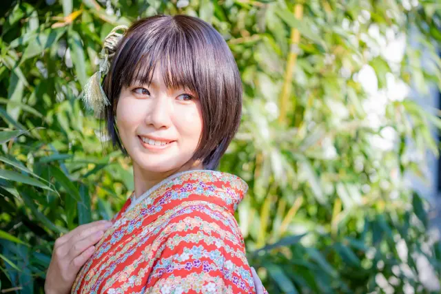 着物を身にまとい、華やかに髪を整えた若い女性が横を向いて優しく微笑んでいる様子。美しく整えられた髪型は、見た目の印象を大きく左右し、自信や表情にも影響を与える。毛髪は、文化的な装いと個人の美意識をつなぐ大切な要素であり、毛髪移植でもその役割は変わらない。