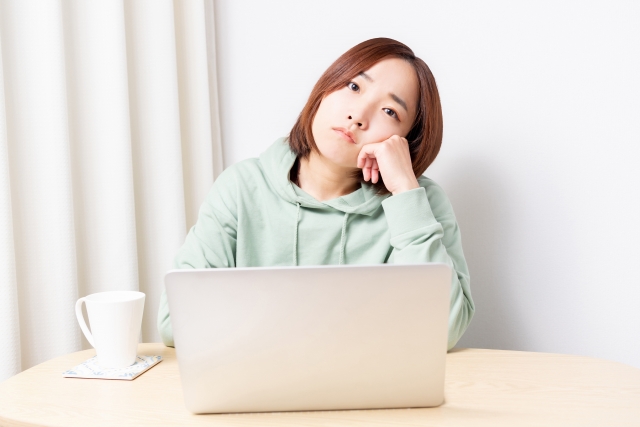 植毛に関する統計データをパソコンで調べる女性。世界の植毛件数や治療法、市場規模に関心を持つ一般読者のイメージ画像