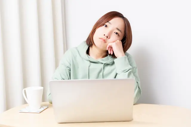 植毛に関する統計データをパソコンで調べる女性。世界の植毛件数や治療法、市場規模に関心を持つ一般読者のイメージ画像