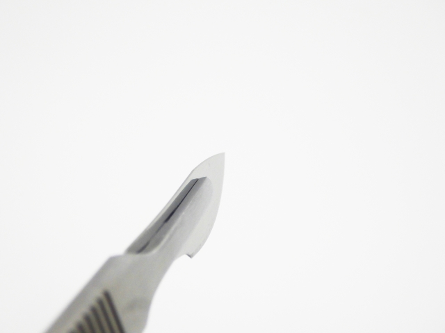 脱毛部位縮小術で使用されるメスの先端｜頭皮の薄毛部分を外科的に切除するための基本的かつ重要な手術器具

