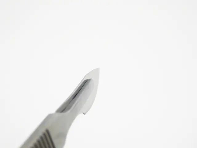 脱毛部位縮小術で使用されるメスの先端|頭皮の薄毛部分を外科的に切除するための基本的かつ重要な手術器具