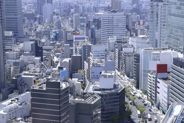 高層ビルが立ち並ぶ都市の風景。海外植毛の渡航先となる医療観光地のイメージ