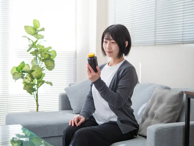 薄毛やDHTのしくみについて資料を手に取りながら調べる人のイメージ