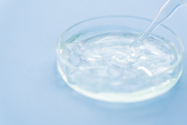 培養皿内の寒天にピペットで触れる実験の様子。毛包細胞や上皮幹細胞の再生医療研究を連想させる画像で、毛髪クローニングに関する基礎研究段階のイメージとして使用。