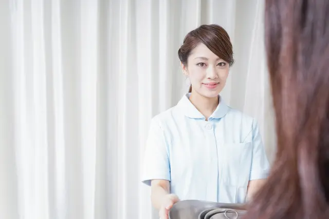 表情がやや険しい看護師のイメージ。無資格者による植毛手術や不適切な医療行為のリスクを象徴する写真