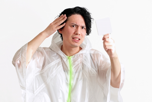薄毛を気にする男性